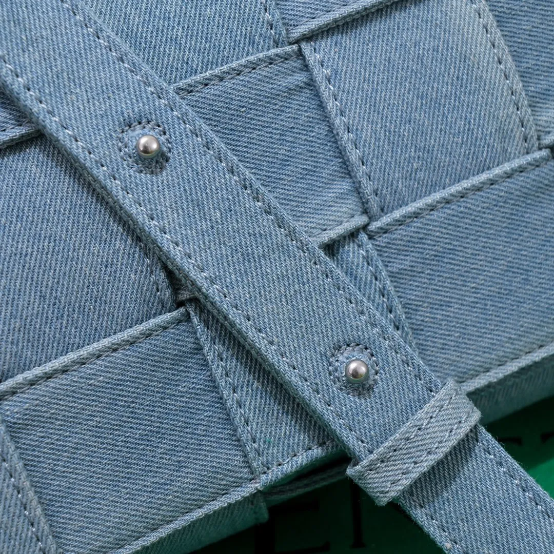 In stock: BV Cassette denim 15 squares. The light-colored denim denim is so beautiful. It will definitely be a favorite among denim lovers. It is simple, really special, casual and chill. I don’t dare to say that I know fashion if I don’t buy a denim bag this year! 23×15×5.5cm: Model: 6687% denim